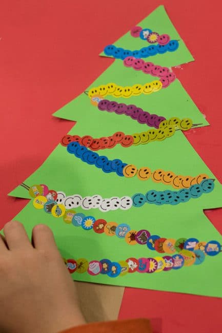 Follow the lines of garland on the Christmas tree craft 