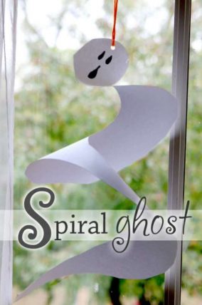 A spiral ghost craft for kids to make for Halloween