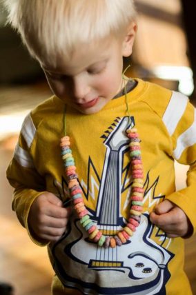 Making a Fruit Loop necklace is such a simple way to entertain the kids!