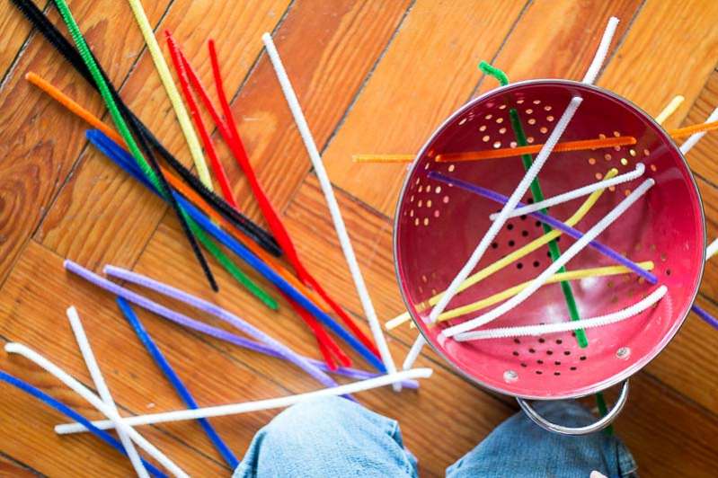 Add some color recognition to your fine motor pipe cleaner busy play activity!